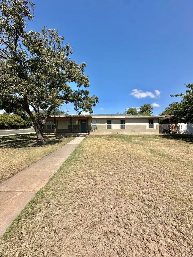 Building Photo - NOW AVAILABLE - Large 4 Bedroom Santa Rita...