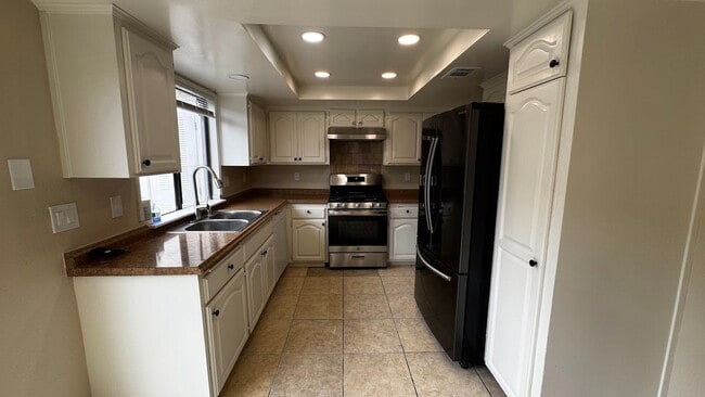 Building Photo - Modern Renovated 3-Bedroom Townhome in Gated Montclair Community | Pet-Friendly | 2-Car Garage | ...