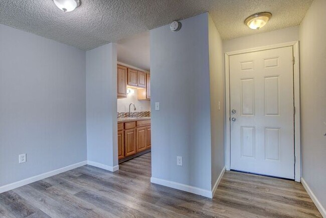 Building Photo - 2 bedroom 1 bath close to local shops!! Available soon!