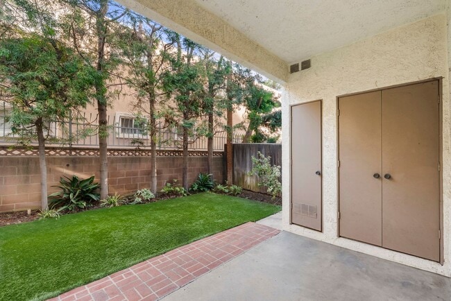 Building Photo - Gorgeous 3+3 Private Single Family Townhou...