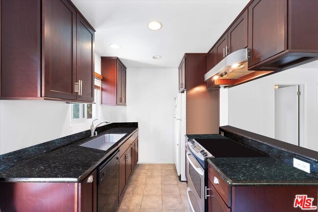 Building Photo - 968 Larrabee St