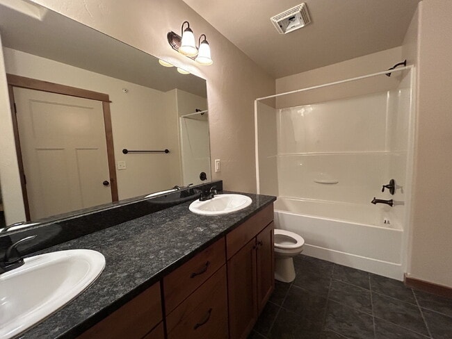 Building Photo - Upgraded 2 Bed, 1.5 Bath Townhouse with St...