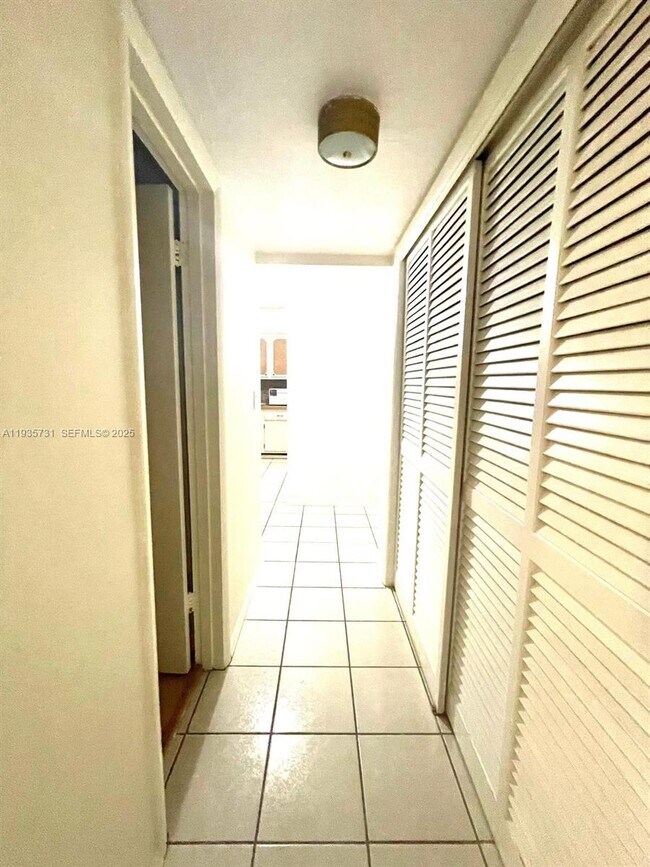 Building Photo - 1550 NE 191st St