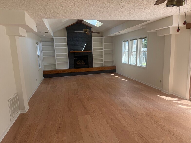 Building Photo - 1556 Beachview Dr