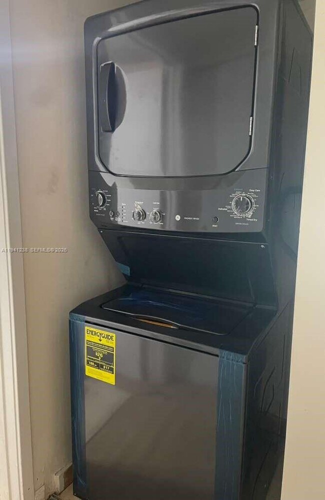 Building Photo - 2740 SW 28th Terrace