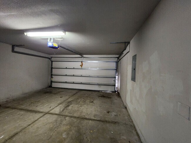 Building Photo - 977-979 Graystone Ave