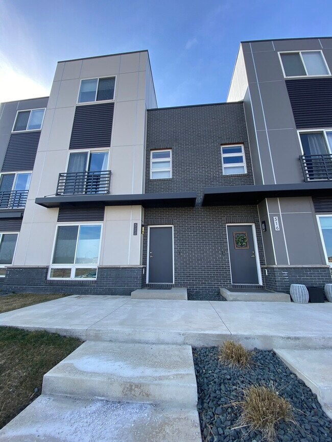 Building Photo - Beautiful Townhome for Rent