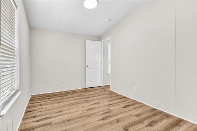 Building Photo - 2 Bedroom 2 Bathroom Home