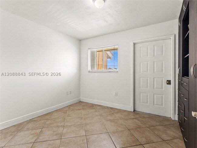 Building Photo - 560 NW 82nd Pl