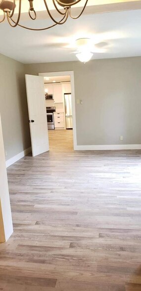 Building Photo - 513 S La Grange St