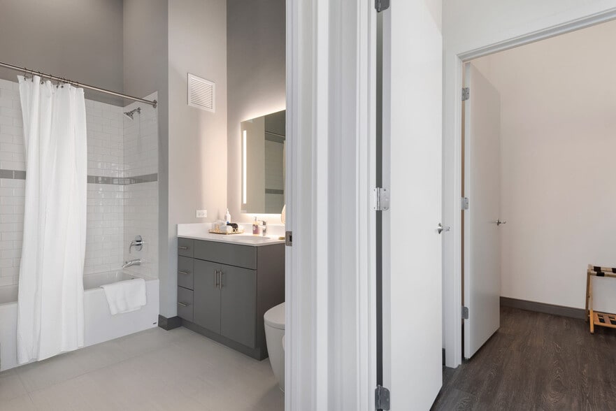 Building Photo - 1314 W Randolph St