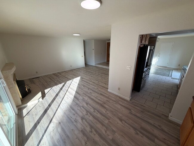 Building Photo - Livermore Single Story 3 bed / 2 bath, serene neighborhood, backyard,  Close to downtown, 580 and...