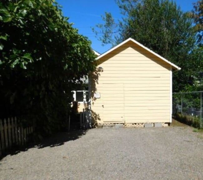 Building Photo - 3Bd/1Ba Two Story House - Available to View!