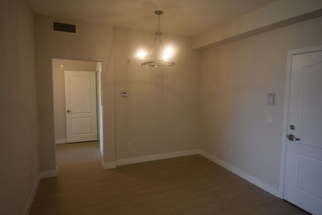 Building Photo - Amigo Manor