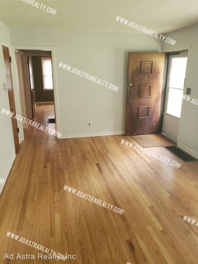 Building Photo - 9203 Vaughn Ave