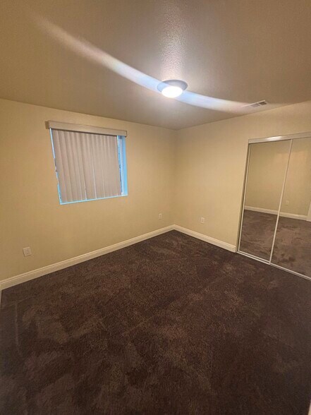 Building Photo - 422 E 101st St