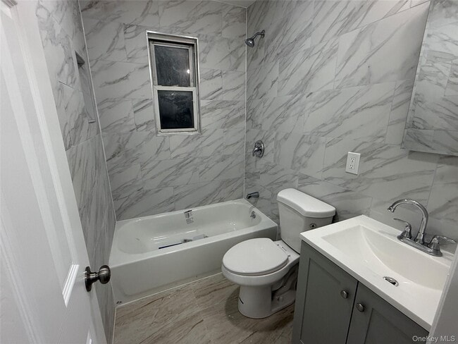 Building Photo - 733 Warwick St