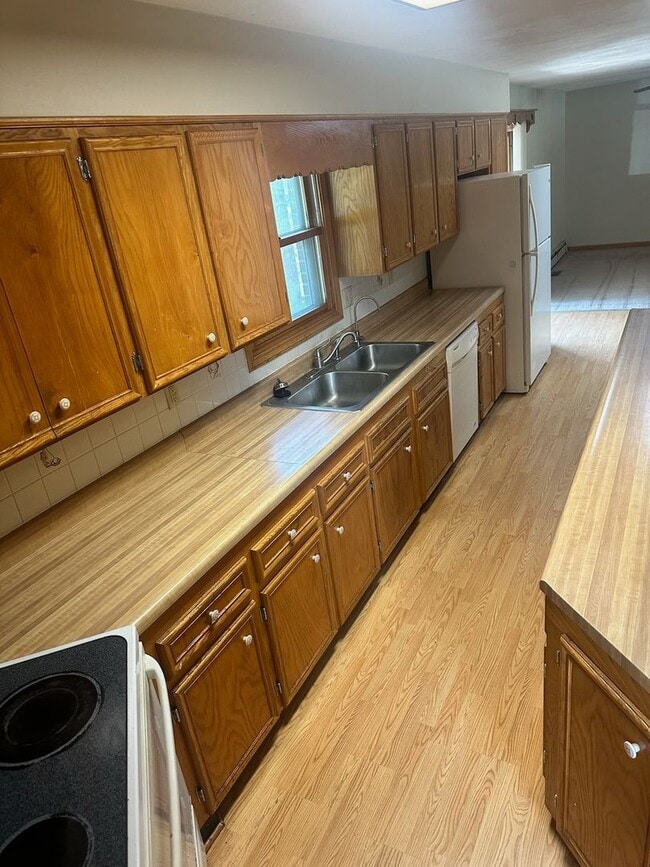 Building Photo - Spacious 3-Bedroom Home with Bonus Rooms i...