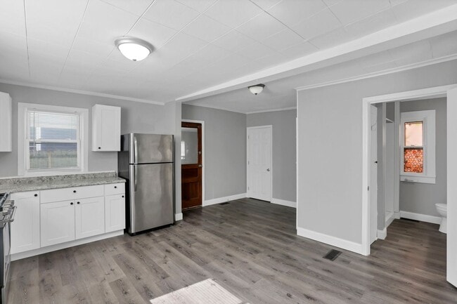 Building Photo - 341 E Markison Ave