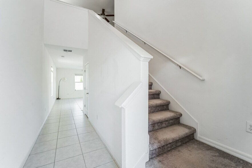 Building Photo - 9923 Jackfruit Ct