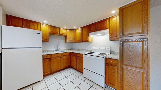 Building Photo - Elyria - fully updated two bedroom townhouse for rent!