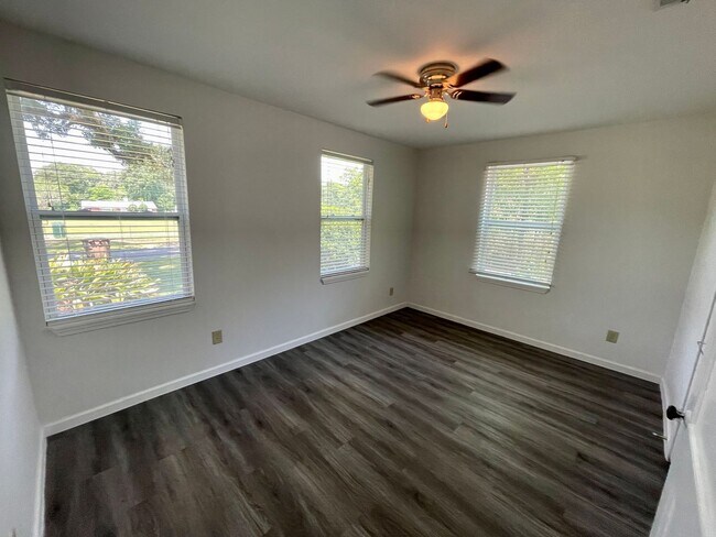 Building Photo - 208 Parkway W