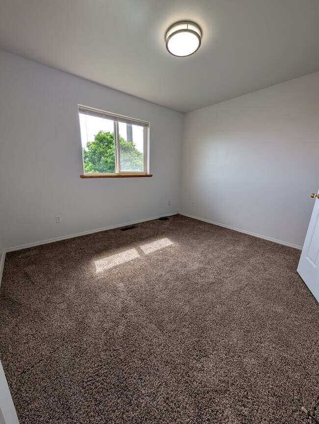Building Photo - Gorgeous 3 Bedroom 2 Bath Condo - Deck with a View!