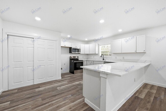 Building Photo - 5901 Farnsworth Ave