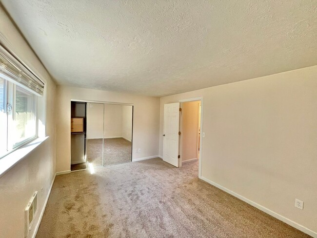 Building Photo - Beautifully remodeled south-facing unit, a...