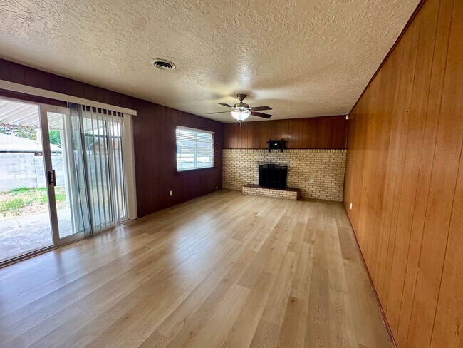Building Photo - Centrally Located 3bed 2bath!
