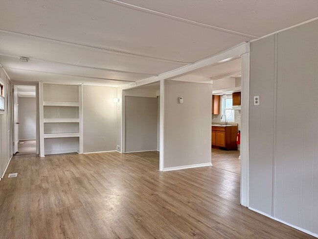 Building Photo - Updated 3 Bedroom House FOR RENT in Laurel Lakes $1550