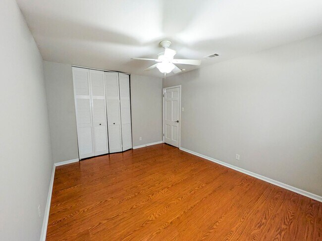 Building Photo - 6510 Daisy Dr