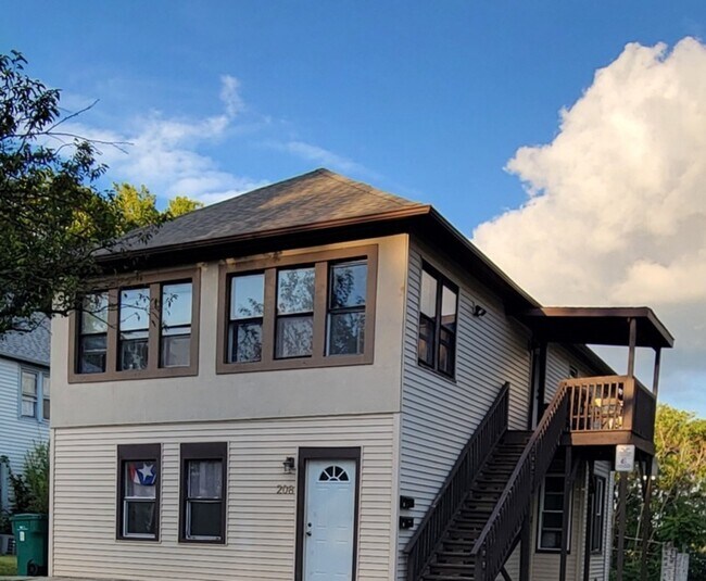 Primary Photo - 208 S Illinois St