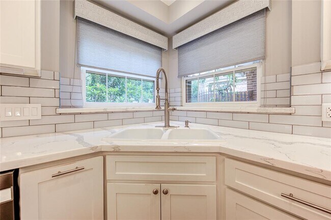 Building Photo - 607 Barkers Cove