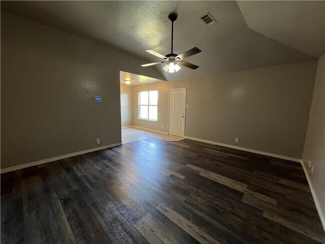 Building Photo - 3607 Crescent Dr