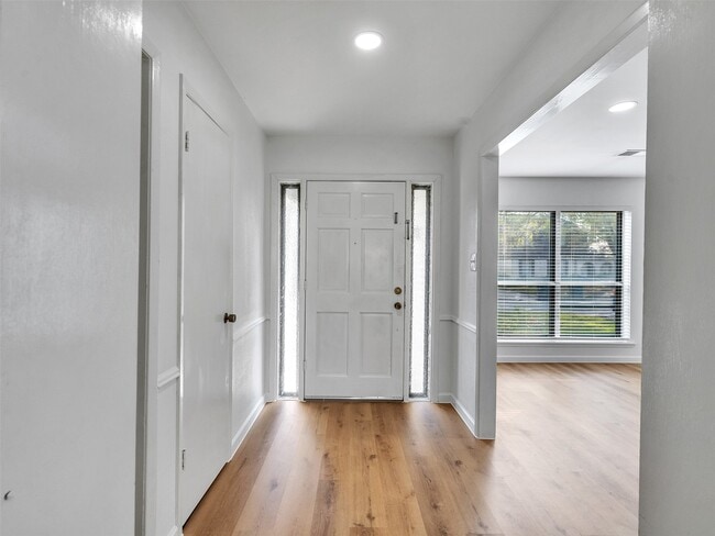 Building Photo - 418 Oakhill Dr