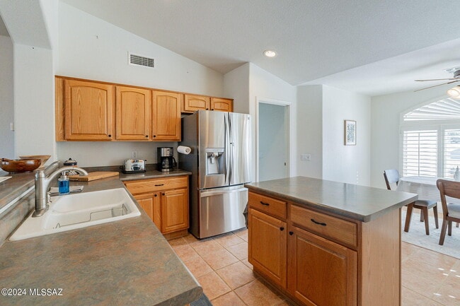 Building Photo - 36500 S Rock Crest Dr