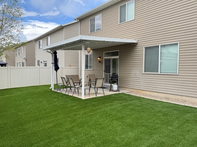 Building Photo - 885 W Edinburgh Dr