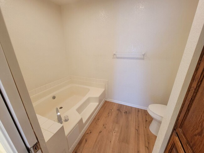 Building Photo - 1st Month Rent Free!!     Riverview Bluffs, 2 Bedroom Condo