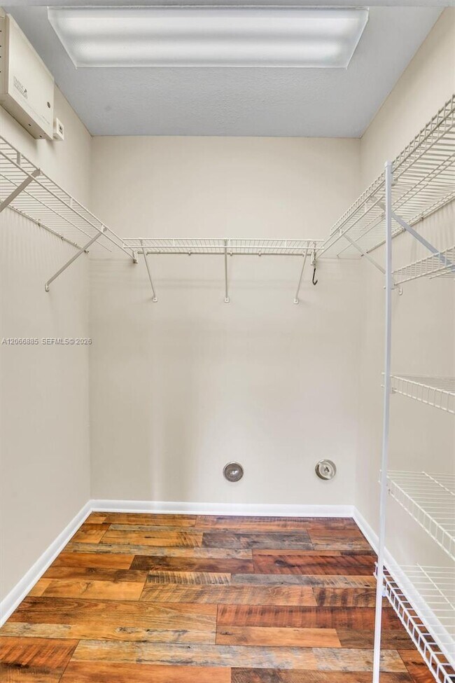 Building Photo - 9537 Weldon Cir