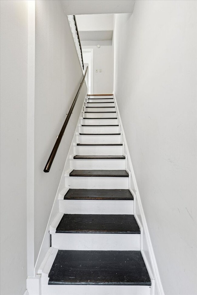 Building Photo - Updated 2BR Apartment in the Heart of West...