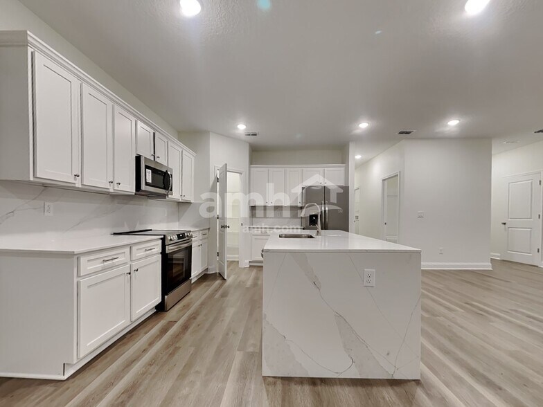 Building Photo - 11638 Hillside Dr