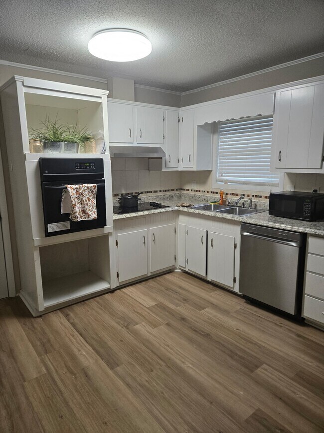 Building Photo - 3881 Hilton Ct