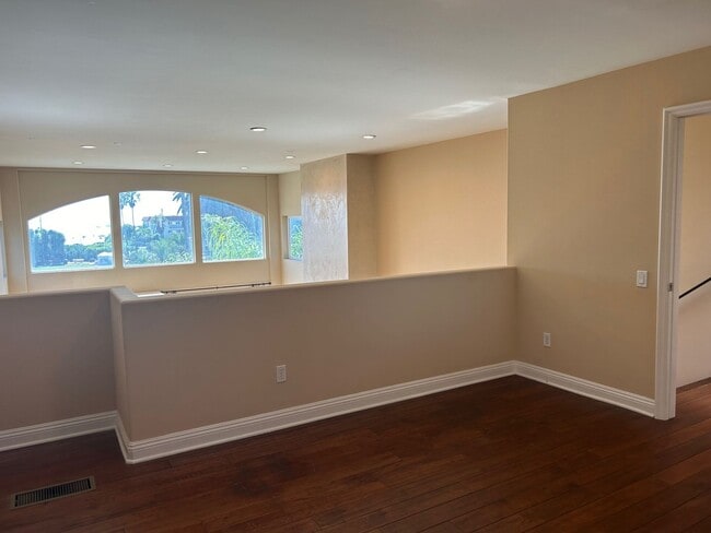 Building Photo - Amazing 3 story free standing contemporary house with terrific ocean views in Playa Del Rey