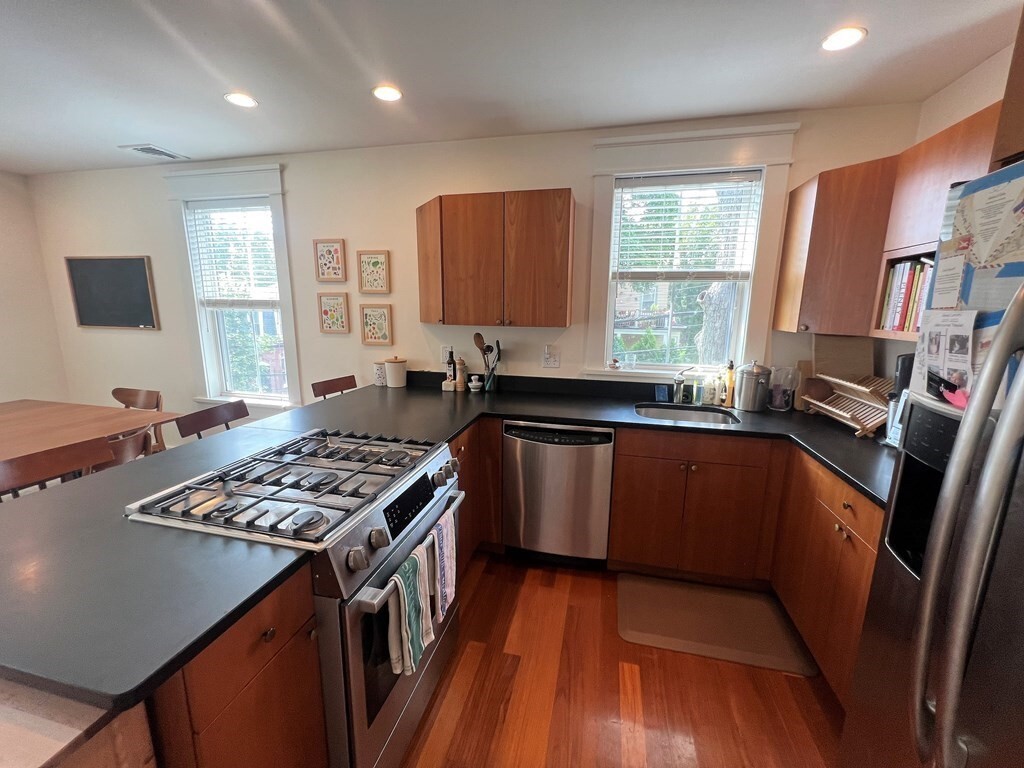 Building Photo - 44 Rockview St