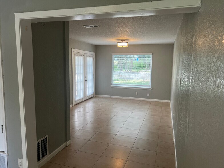Building Photo - 1103 Floradale Dr