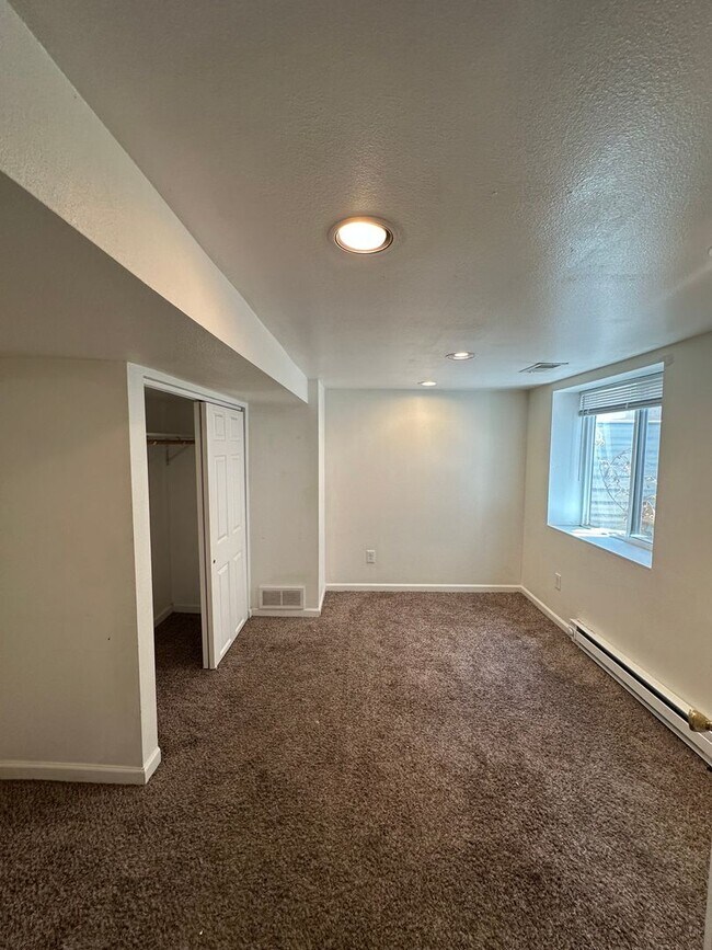 Building Photo - 5 Bedroom House Available Now