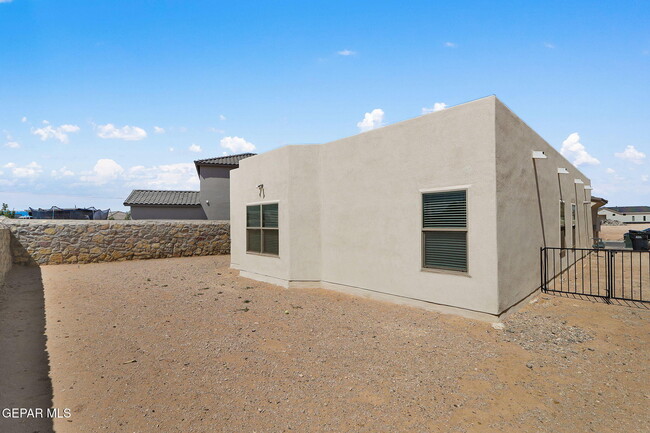 Building Photo - 841 Paseo Drusy Pl