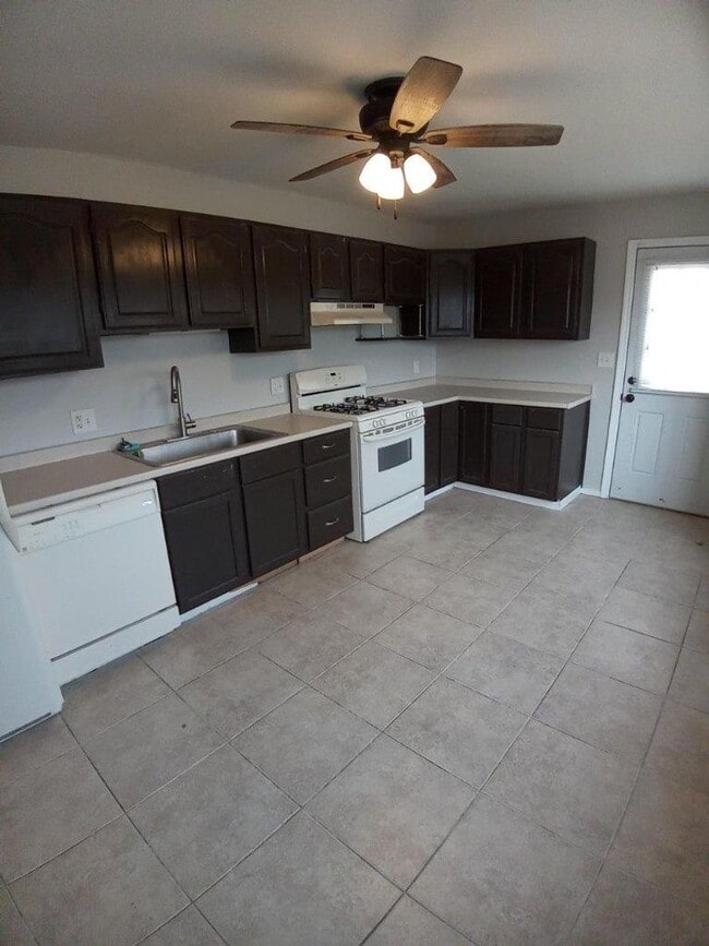 Building Photo - North Gate 3 Bedroom!