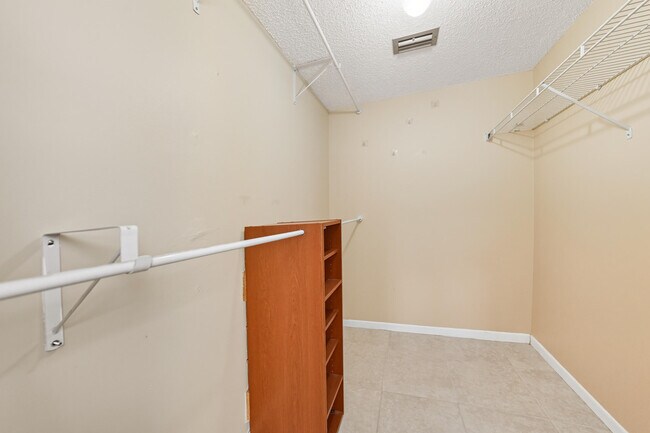 Building Photo - 7091 Golf Colony Ct